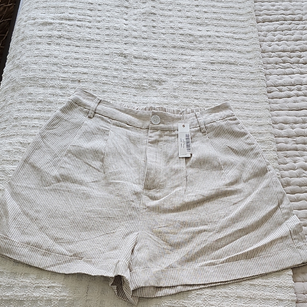 Elegant Beige Striped Women's Shorts New sz L